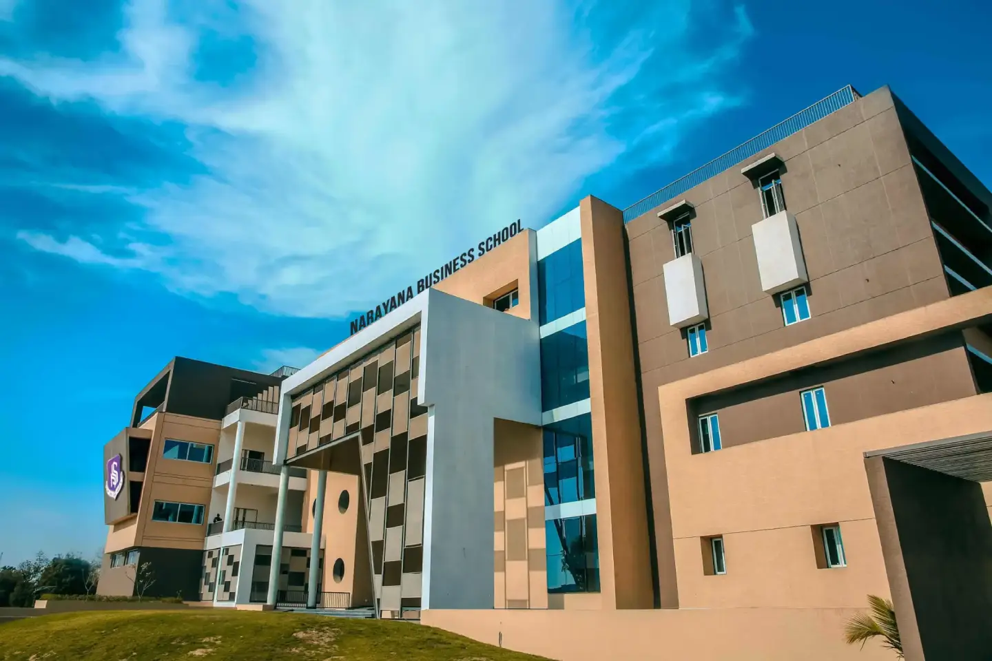 Student discussion in MBA program at Ahmedabad B-school